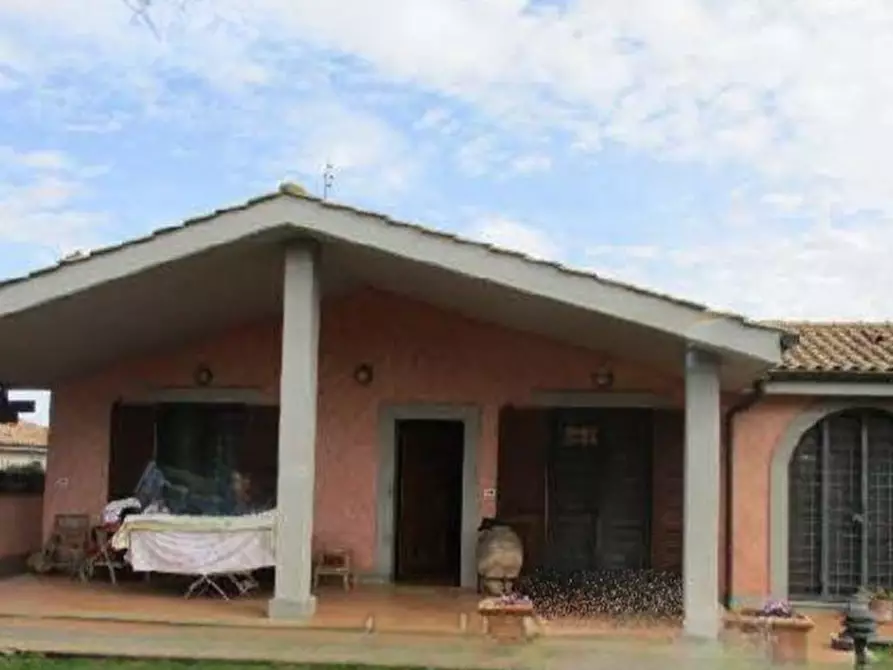 Immagine 1 di Villa in vendita  in Via Sergio Amidei a Roma
