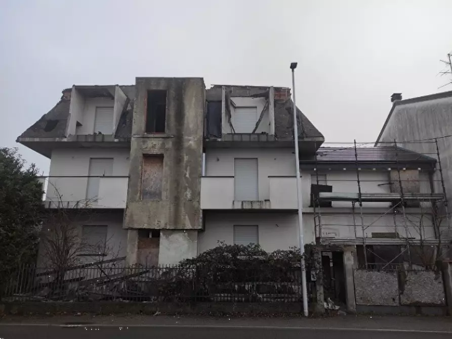 Immagine 1 di Stabile in vendita  in Via Einaudi  a Seregno
