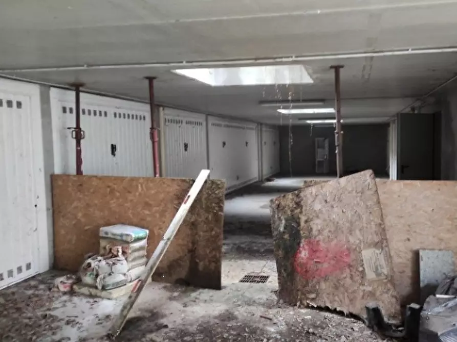 Immagine 4 di Stabile in vendita  in Via Einaudi  a Seregno