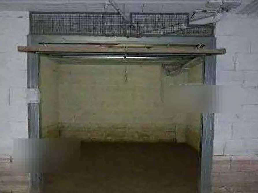 Immagine 1 di Garage in vendita  in Via della Magliana a Roma