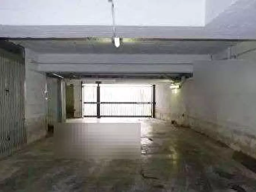 Immagine 3 di Garage in vendita  in Via della Magliana a Roma