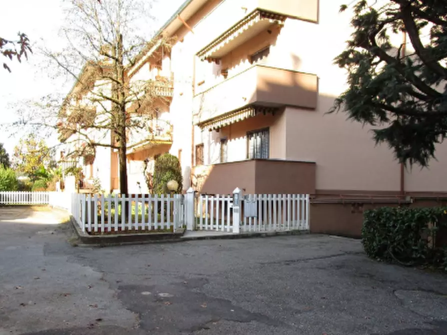 Immagine 1 di Garage in vendita  in Viale Lombardia a Usmate Velate