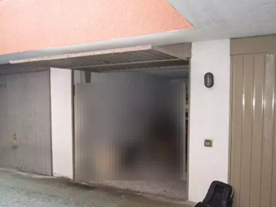 Immagine 2 di Garage in vendita  in Viale Lombardia a Usmate Velate