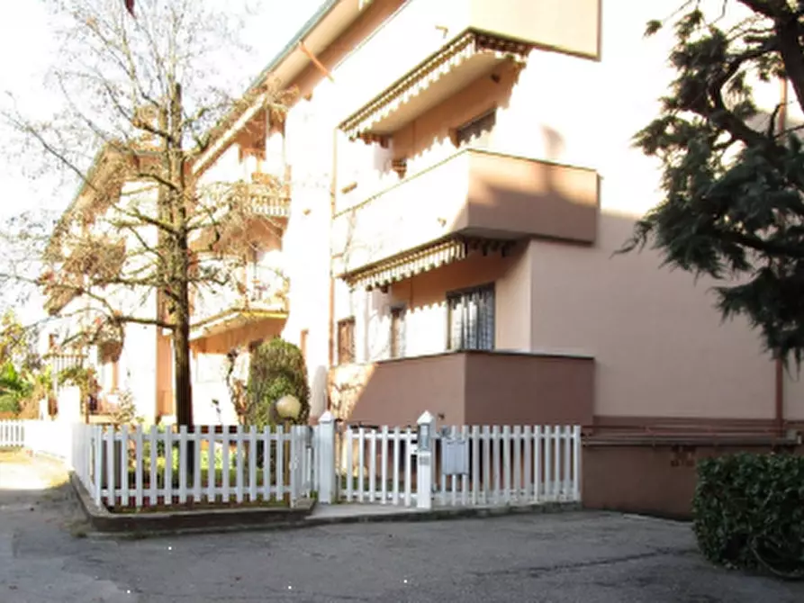 Immagine 3 di Garage in vendita  in Viale Lombardia a Usmate Velate