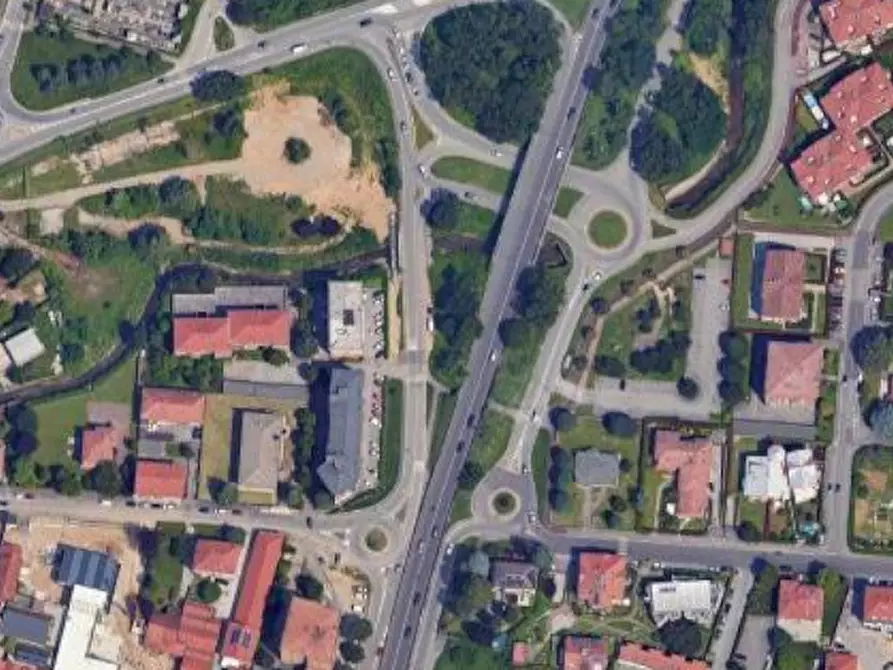 Immagine 4 di Garage in vendita  in Viale Lombardia a Usmate Velate