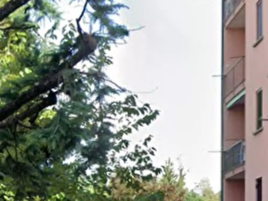 Immagine 9 di Garage in vendita  in Viale Lombardia a Usmate Velate
