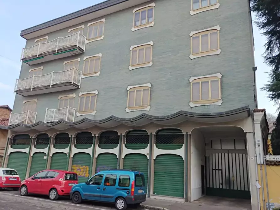 Immagine 1 di Negozio in vendita  in Via Vincenzo Monti a Busto Garolfo