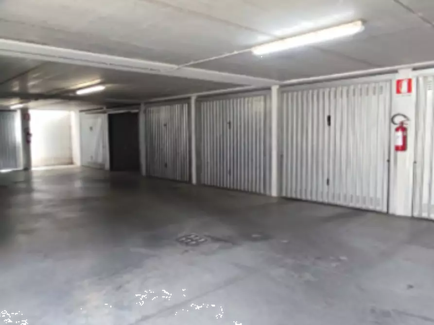 Immagine 1 di Garage in vendita  in Via Pirandello a Seregno