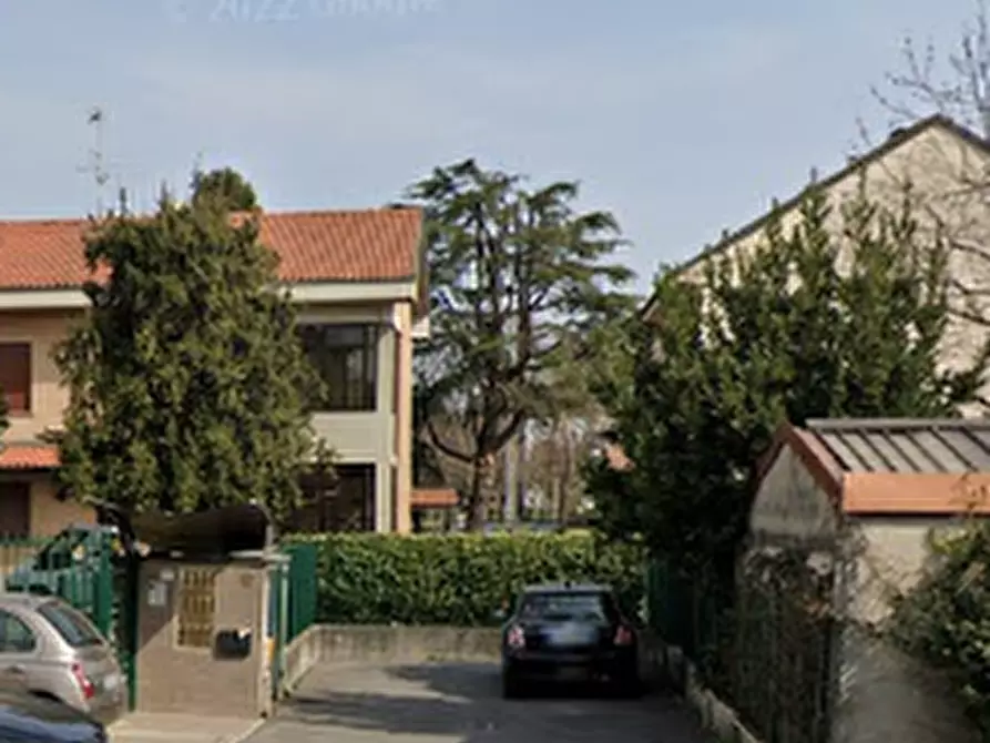 Immagine 2 di Garage in vendita  in Via Pirandello a Seregno
