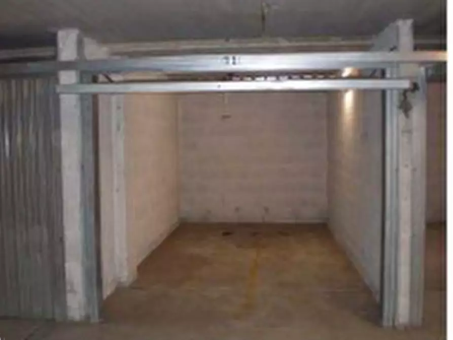 Immagine 1 di Garage in vendita  in via di Grotta di Gregna a Roma