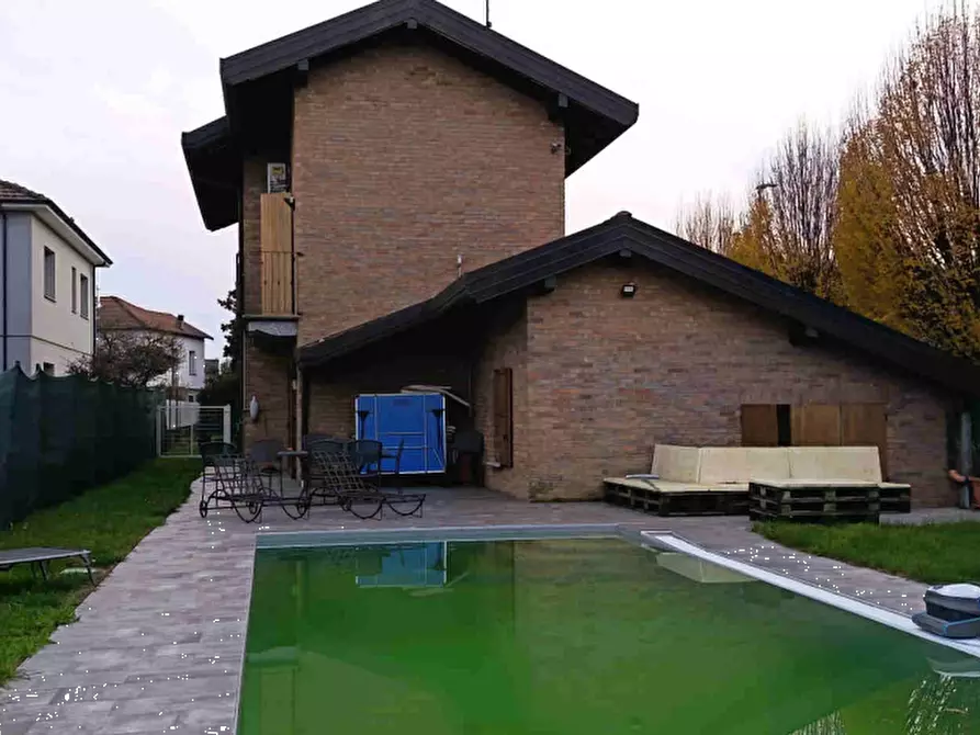 Immagine 1 di Villa in vendita  in Via Don Enrico Locatelli a Vergiate