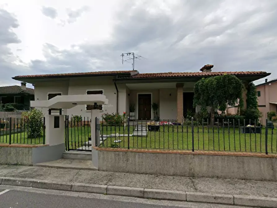 Immagine 1 di Villa in vendita  in Via Ragazzi del '99 a Capriano Del Colle
