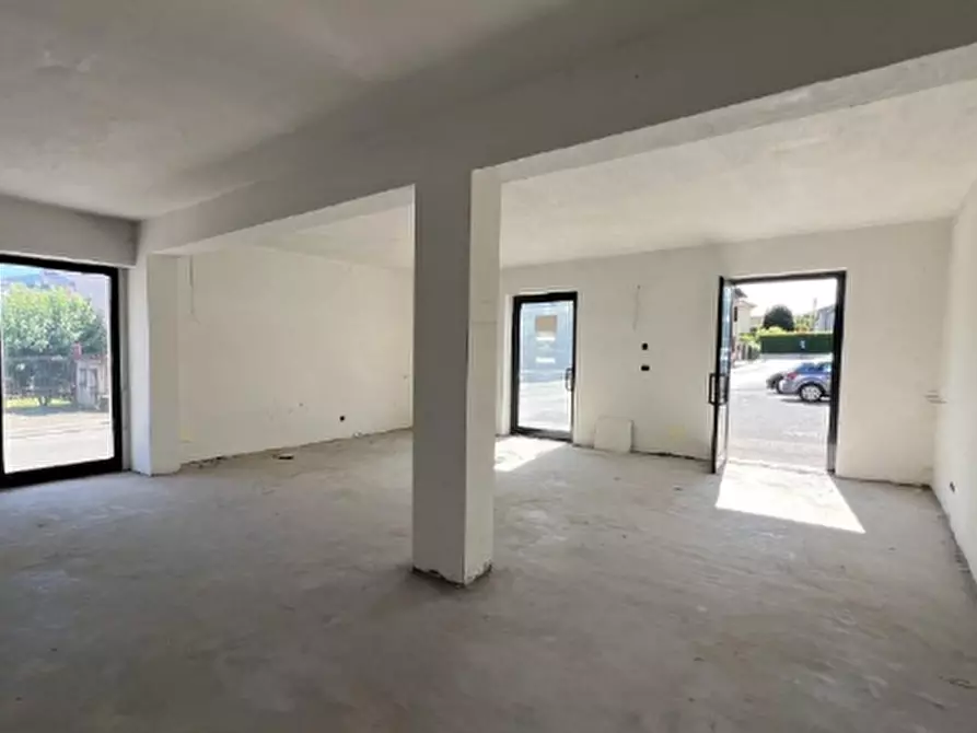Immagine 11 di Negozio in vendita  in Via Santa Margherita a Brivio