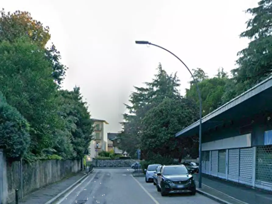 Immagine 11 di Negozio in vendita  in Via Fiume a Erba