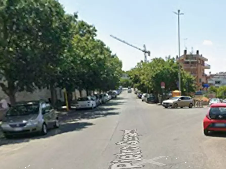 Immagine 6 di Negozio in vendita  in Via Pietro Gasparri a Roma