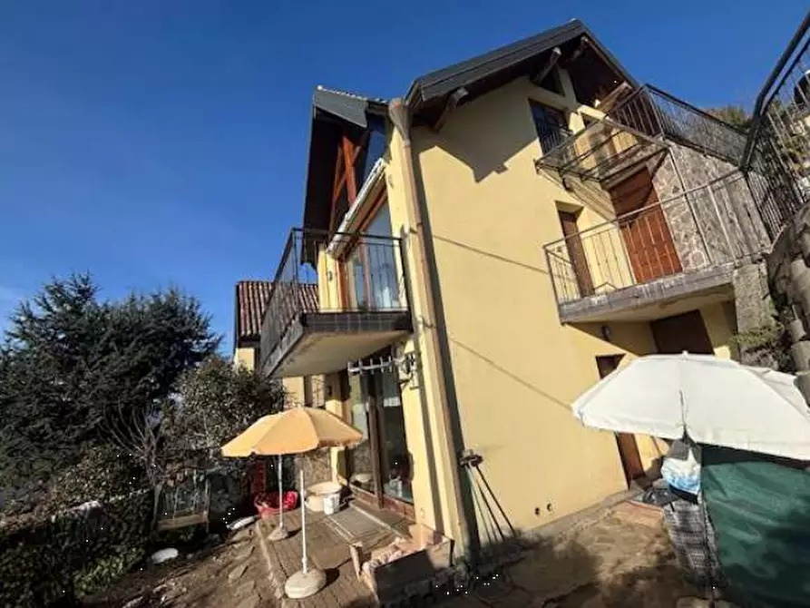 Immagine 2 di Appartamento in vendita  in Via Solera a Maccagno Con Pino E Veddasca
