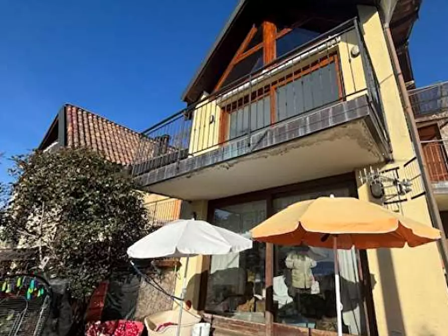Immagine 3 di Appartamento in vendita  in Via Solera a Maccagno Con Pino E Veddasca