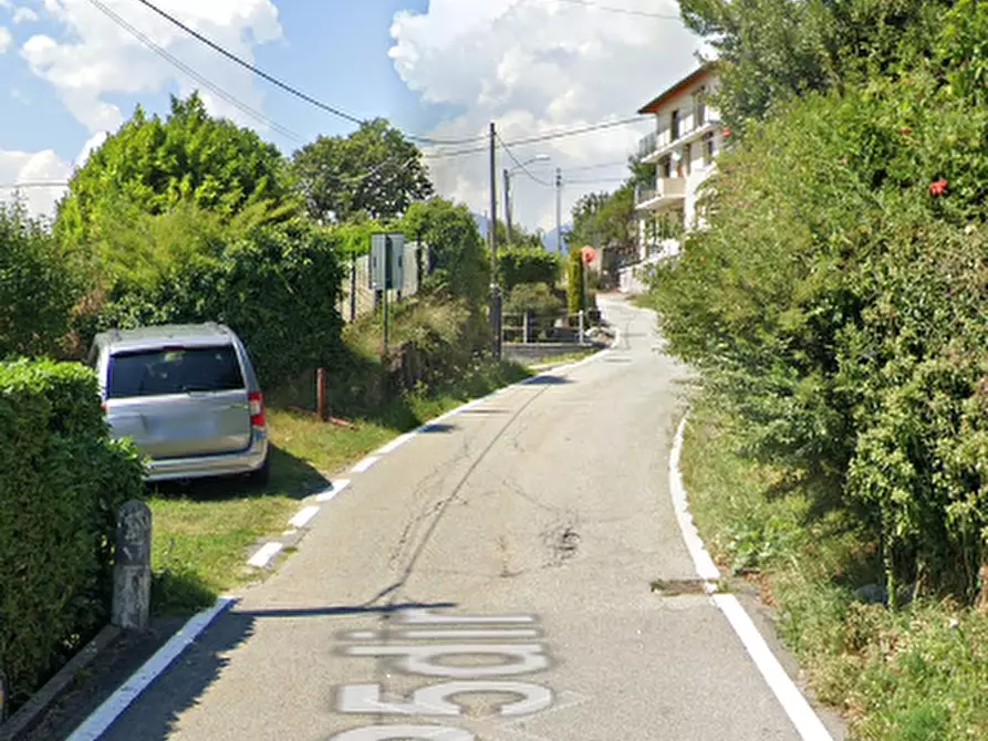 Immagine 9 di Appartamento in vendita  in Via Solera a Maccagno Con Pino E Veddasca