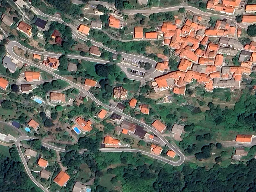 Immagine 12 di Appartamento in vendita  in Via Solera a Maccagno Con Pino E Veddasca