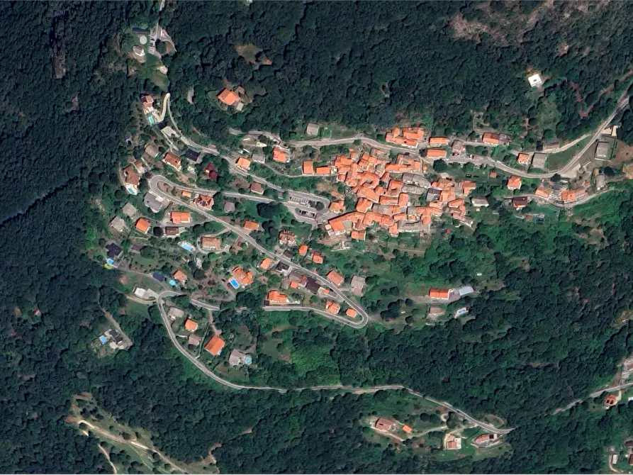 Immagine 13 di Appartamento in vendita  in Via Solera a Maccagno Con Pino E Veddasca