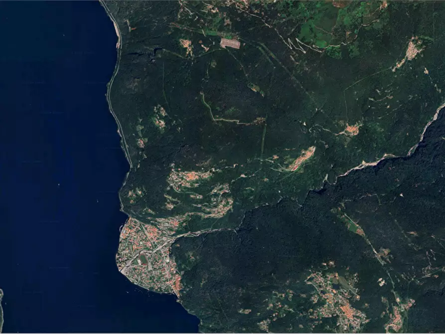 Immagine 16 di Appartamento in vendita  in Via Solera a Maccagno Con Pino E Veddasca