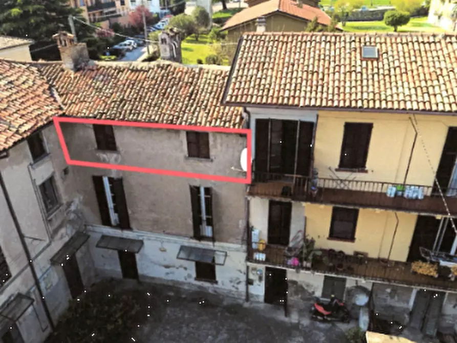 Immagine 1 di Appartamento in vendita  in Piazza Giulio Carcano a Erba