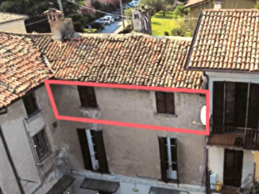 Immagine 3 di Appartamento in vendita  in Piazza Giulio Carcano a Erba