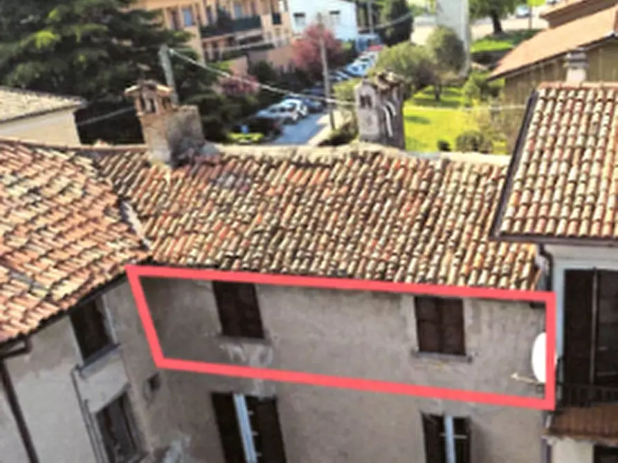 Immagine 4 di Appartamento in vendita  in Piazza Giulio Carcano a Erba