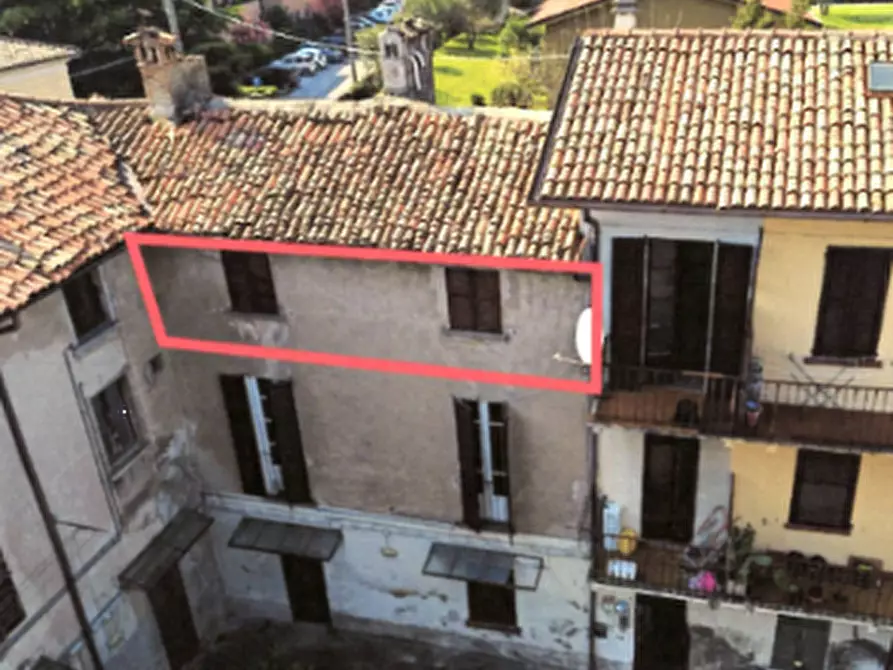 Immagine 5 di Appartamento in vendita  in Piazza Giulio Carcano a Erba