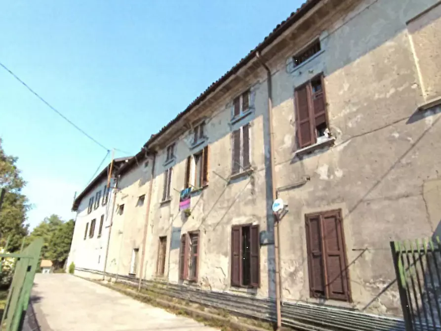 Immagine 10 di Appartamento in vendita  in Piazza Giulio Carcano a Erba