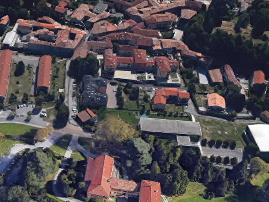 Immagine 18 di Appartamento in vendita  in Piazza Giulio Carcano a Erba