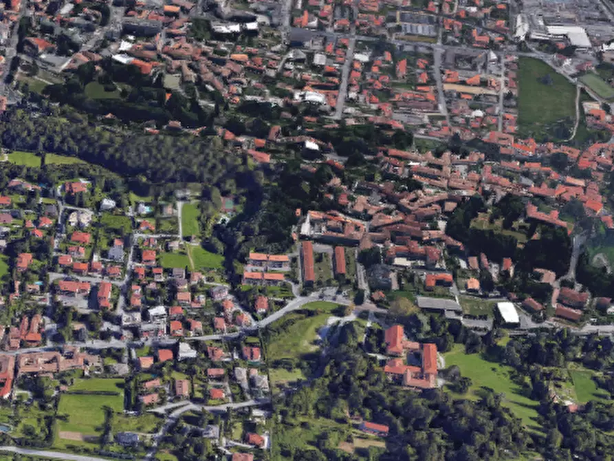 Immagine 20 di Appartamento in vendita  in Piazza Giulio Carcano a Erba