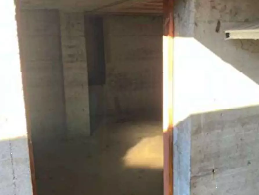 Immagine 3 di Magazzino in vendita  in Via Marconi a Castelveccana
