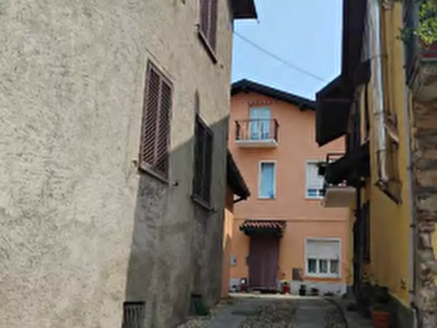 Immagine 7 di Appartamento in vendita  in Vicolo Castello a Cocquio-Trevisago