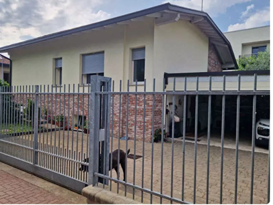 Immagine 3 di Casa bifamiliare in vendita  in Via Londra a Senago