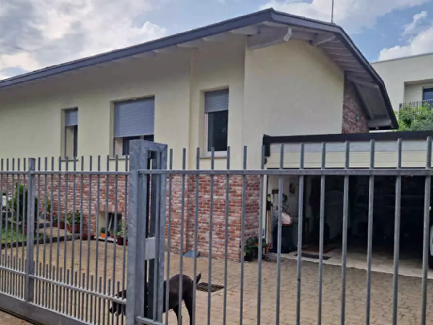 Immagine 4 di Casa bifamiliare in vendita  in Via Londra a Senago