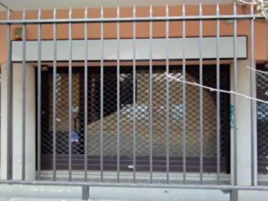 Immagine 1 di Negozio in vendita  in Via Ramazzotti a Saronno