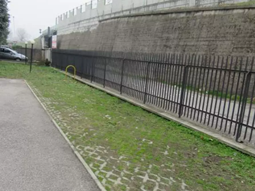 Immagine 2 di Posto auto in vendita  in via Sempione a Settimo Milanese