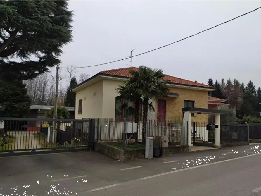 Immagine 1 di Casa indipendente in vendita  in Via Milano a Cairate