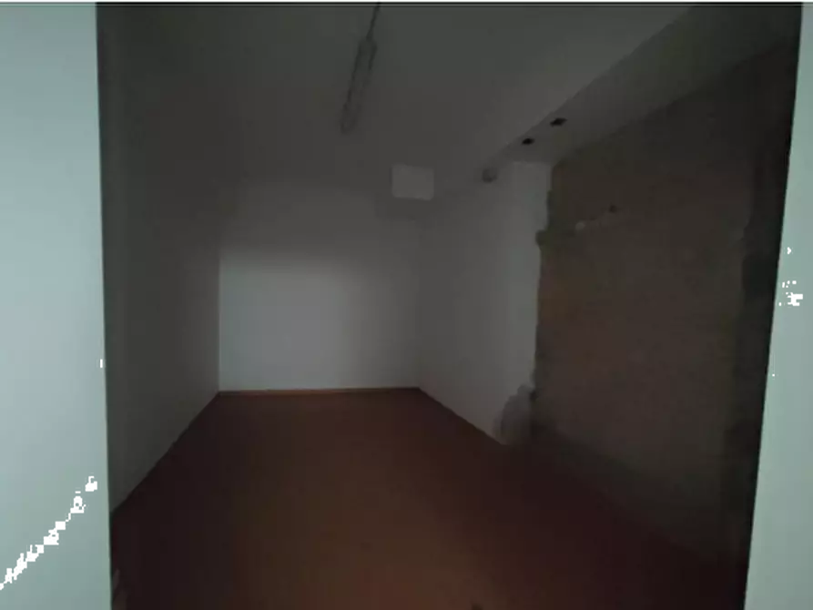 Immagine 11 di Negozio in vendita  in Via Umberto I a Campobasso