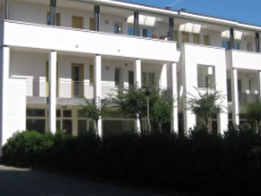 Immagine 1 di Negozio in vendita  in Viale Roma  a Schio