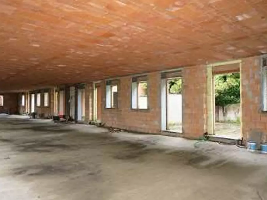 Immagine 3 di Stabile in vendita  in Via Della Trinità   a Gavirate
