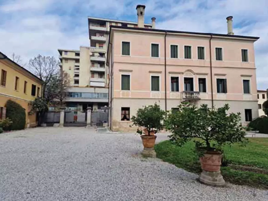 Immagine 3 di Villa in vendita  in Corso Giuseppe Mazzini a Montebelluna