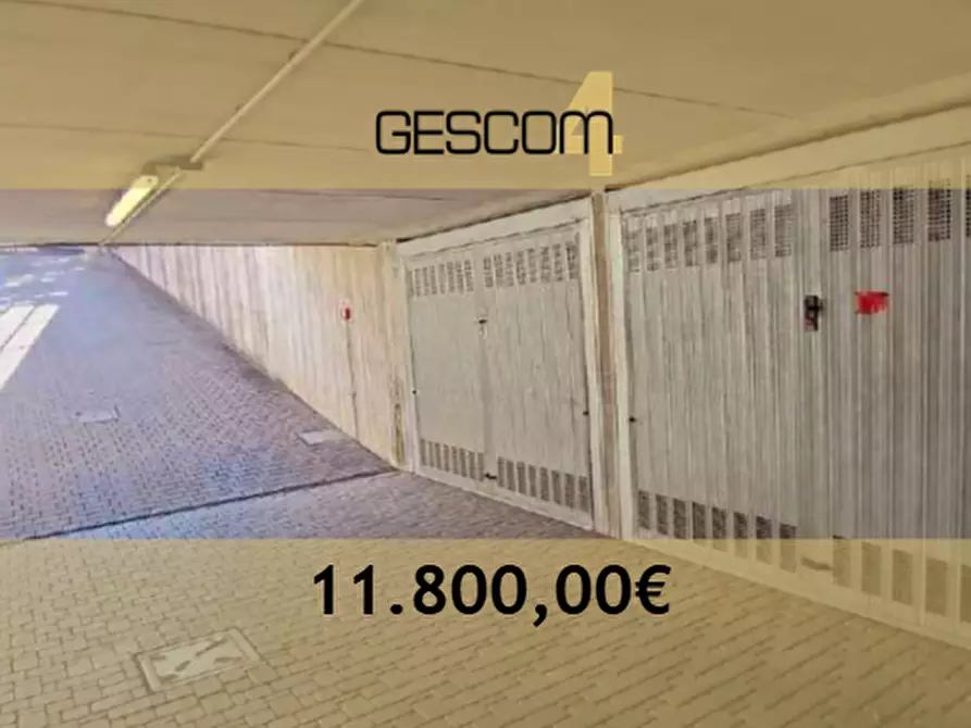Immagine 1 di Garage in vendita  in Via Alessandro Manzoni a Merone