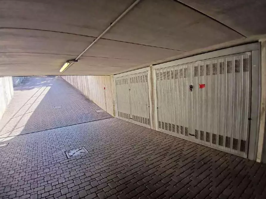 Immagine 2 di Garage in vendita  in Via Alessandro Manzoni a Merone