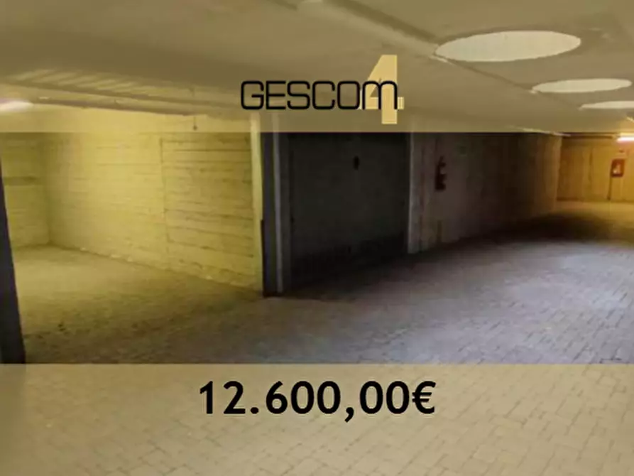 Immagine 1 di Garage in vendita  in Via Alessandro Manzoni a Merone