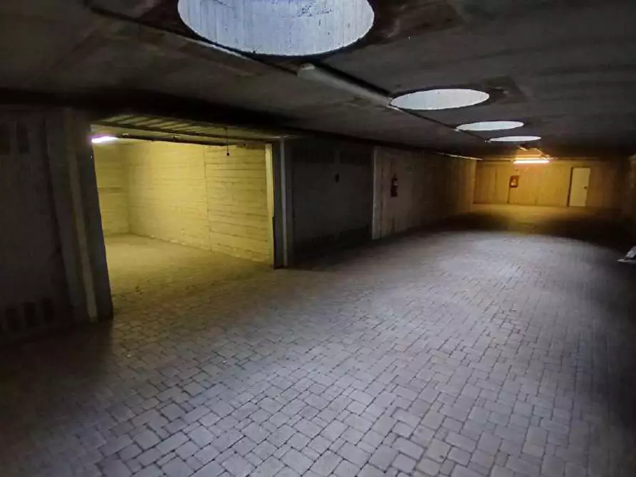 Immagine 2 di Garage in vendita  in Via Alessandro Manzoni a Merone
