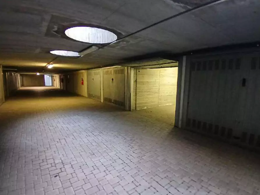 Immagine 3 di Garage in vendita  in Via Alessandro Manzoni a Merone