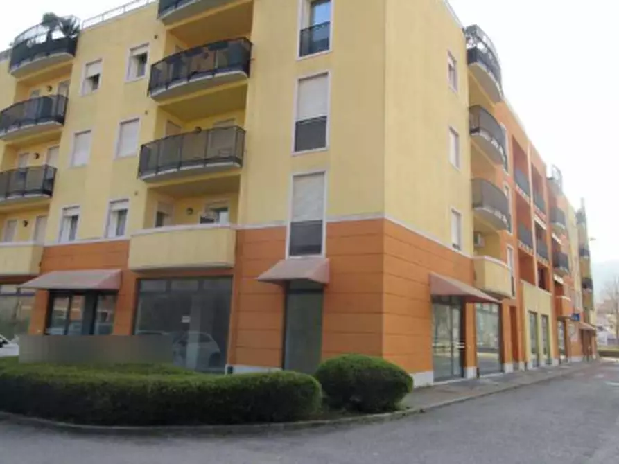 Immagine 5 di Negozio in vendita  in Piazzale Mario Rumor a Chiampo