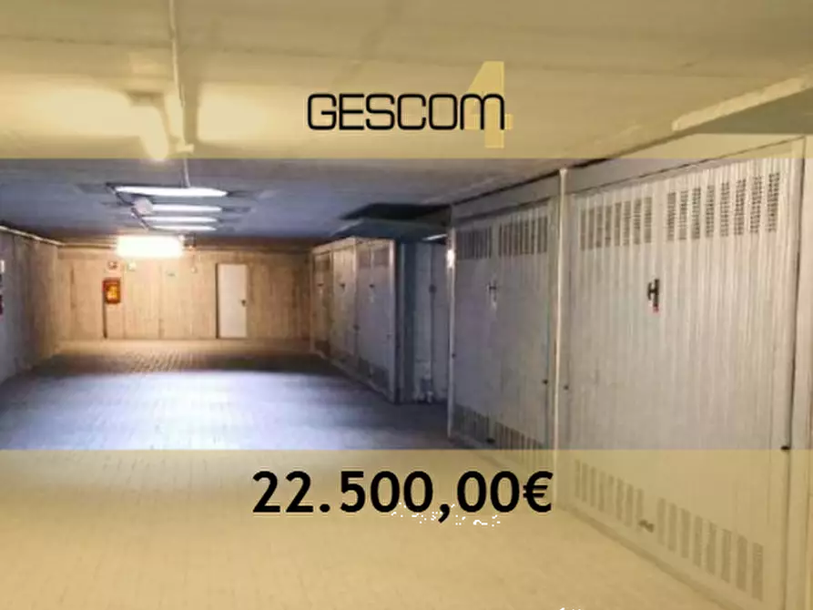 Immagine 1 di Garage in vendita  in Via Alessandro Manzoni a Merone